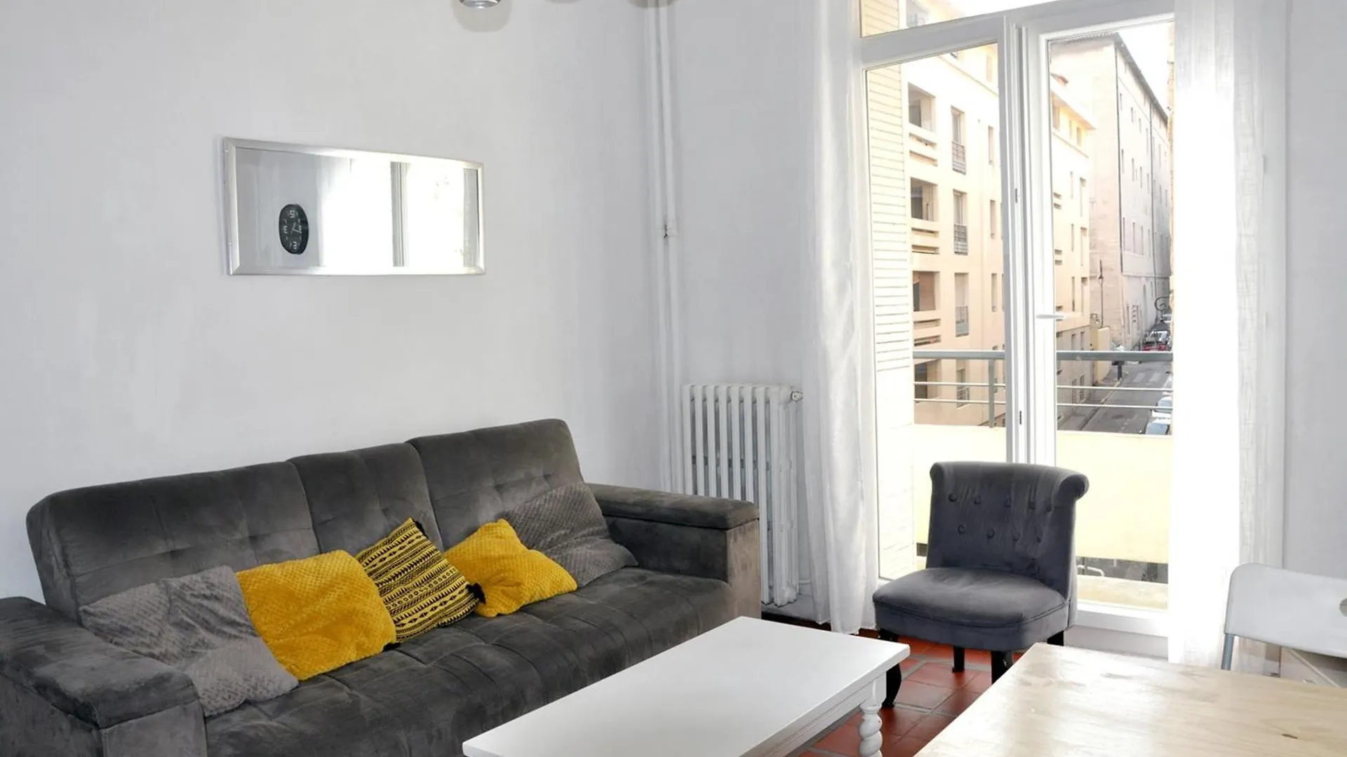 Bright Apartment Close To City Centre Marselha França